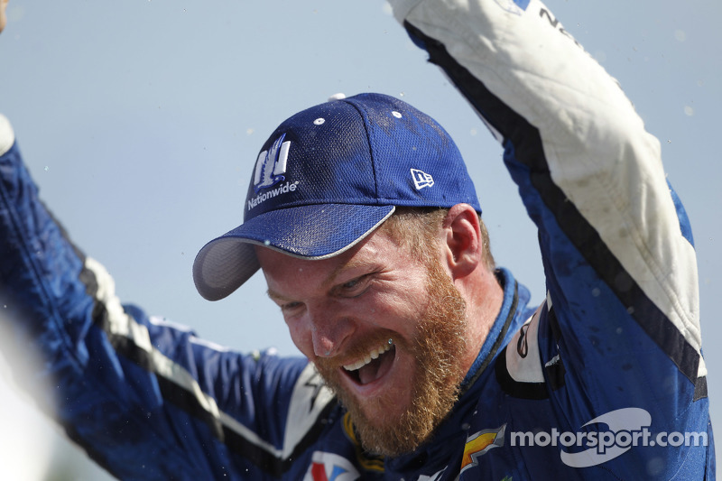 Dale Earnhardt Jr., Hendrick Motorsports celebrates