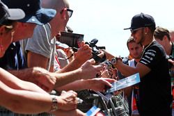 Lewis Hamilton, de Mercedes AMG F1 firma autógrafos para los aficionados