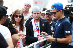 Marcus Ericsson, Sauber F1 Team firma autógrafos para los aficionados