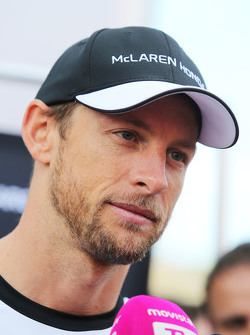 Jenson Button, McLaren avec les médias