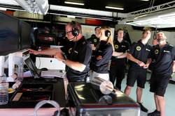 Mark Slade, ingénieur de course Lotus F1 Team et Carmen Jorda, pilote de développement Lotus F1 Team