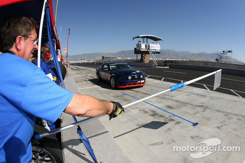 Arrêt aux stands pour la Mustang GT n°37 JBS Motorsports : Jim Seafuse, Bret Seafuse, James Gue