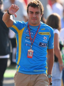 Fernando Alonso avec le pouce vers le bas suite à la décision de la FIA de la rétrograder sur la grille