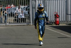 Fernando Alonso rentre à pieds aux stands