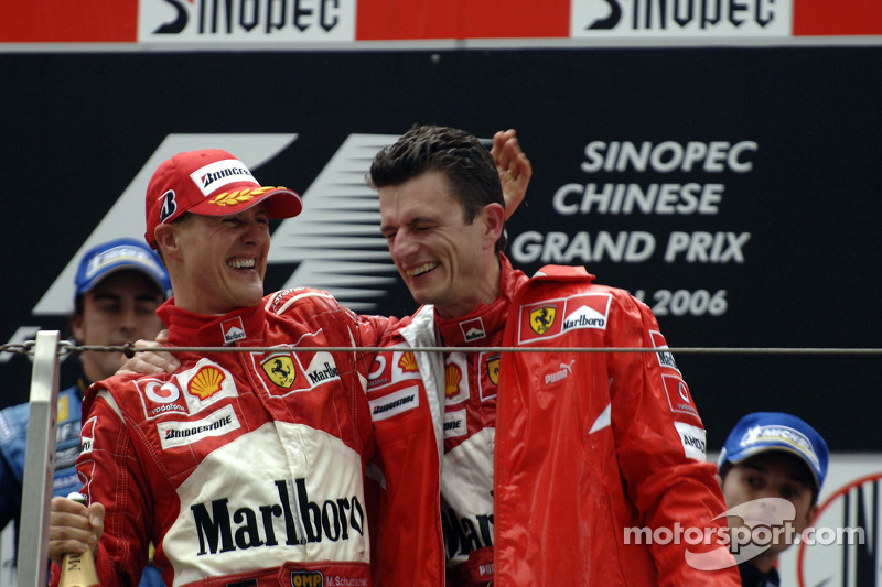 Podio: ganador de la carrera Michael Schumacher celebra con Chris Dyer