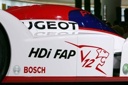 Une maquette à taille réelle de la Peugeot 908 V12 HDi FAP est présentée au salon de l'automobile de Paris