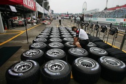 Les membres de l'écurie Honda F1 Racing préparent leurs pneus Michelin pour le week end