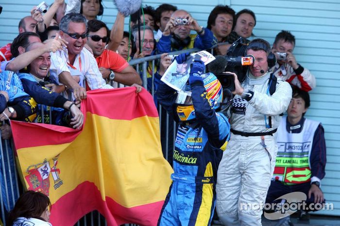 Ganador de la carrera Fernando Alonso celebra