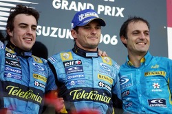 Podium:le vainqueur Fernando Alonso avec Giancarlo Fisichella et Frederic Lom