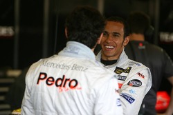 Lewis Hamilton parle avec Pedro de la Rosa