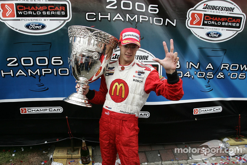 Le champion 2006 de Champ Car World Series Sébastien Bourdais savoure avec la Vanderbilt Cup