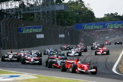 Start: Felipe Massa pakt de leiding voor Kimi Raikkonen, Jarno Trulli, Giancarlo Fisichella en Ferna