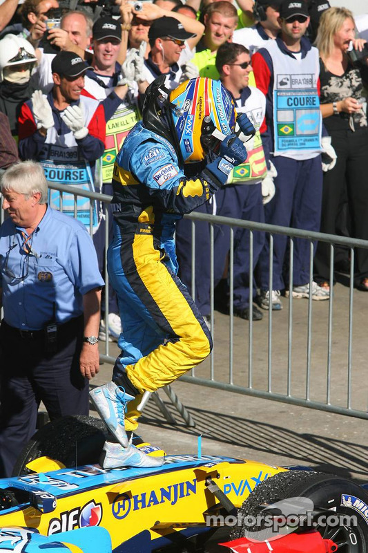 Чемпіон Ф1 2006 року Фернандо Алонсо святкує