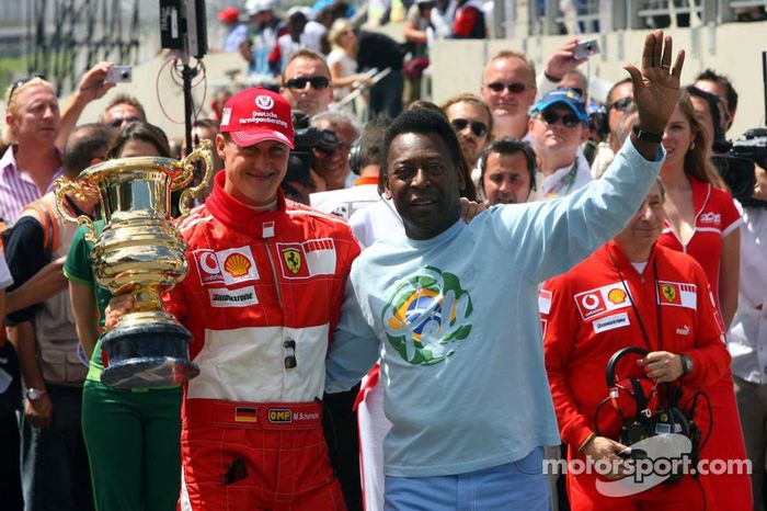 Ceremony for Michael Schumacher's retirement on the starting grid: Michael Schumacher accepts a special trophy from Pelé