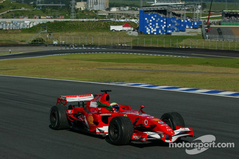 Ganador de la carrera Felipe Massa celebra