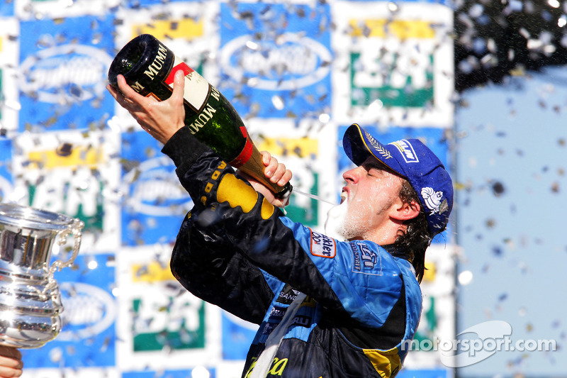 Pódio: champagne de Fernando Alonso