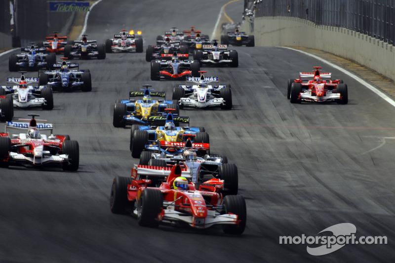 Start: Felipe Massa takes the lead in front of Kimi Raikkonen