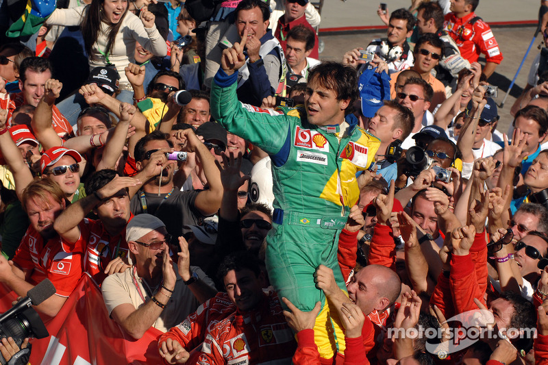 Ganador de la carrera Felipe Massa celebra