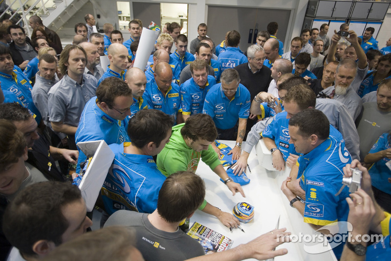 2006 Formula One World Champion Fernando Alonso thanks the Renault F1 Team at their factory in Enstone