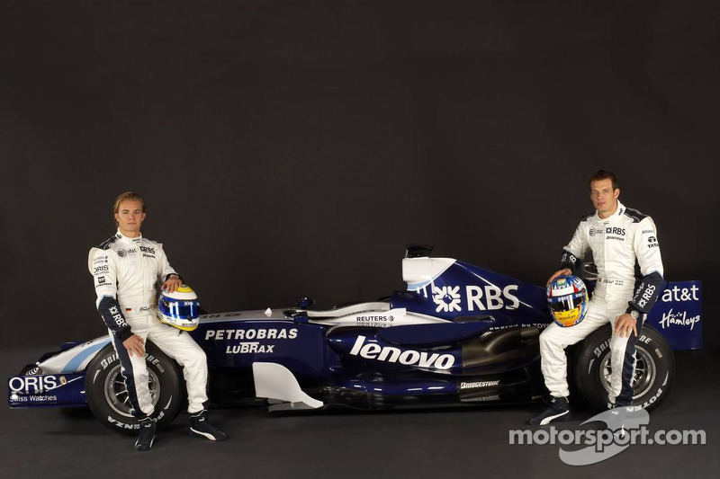 Nico Rosberg and Alexander Wurz pose with the Williams FW29