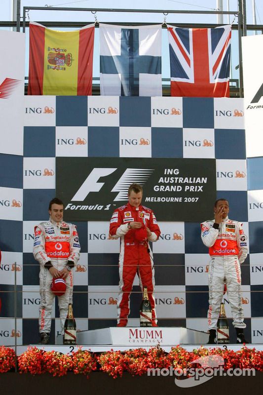 Podio: ganador Kimi Raikkonen, segundo lugar Fernando Alonso, tercer puesto, Lewis Hamilton