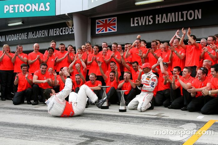 Celebración de la victoria con el equipo McLaren: Lewis Hamilton, Fernando Alonso
