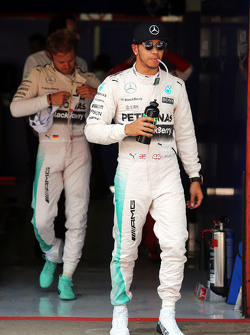 Lewis Hamilton, Mercedes AMG F1, und Teamkollege Nico Rosberg, Mercedes AMG F1, im Parc Fermé