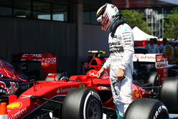 Lewis Hamilton, de Mercedes AMG F1 mira el Ferrari SF15-T de Kimi Raikkonen, de Ferrari en parc ferme