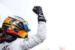 Stoffel Vandoorne, ART Grand Prix, podyumda galibiyetini kutluyor