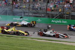 Accident au départ impliquant Helio Castroneves, Team Penske Chevrolet et Scott Dixon, Chip Ganassi Racing Chevrolet, avec d'autres