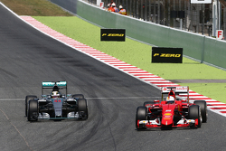 Sebastian Vettel, Ferrari SF15-T, dan Lewis Hamilton, Mercedes AMG F1 W06 battle for position
