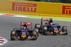 Max Verstappen, Scuderia Toro Rosso STR10, lidera a su compañero, Carlos Sainz Jr., Scuderia Toro Ro
