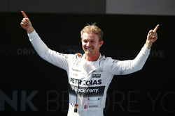 Победитель: Нико Росберг, Mercedes AMG F1 празднует в закрытом парке