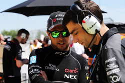 Sergio Perez, Sahara Force India F1 sur la grille avec Tim Wright, ingénieur de course Sahara Force India F1 Team