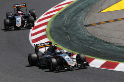 Серхио Перес, Sahara Force India F1 VJM08 едет впереди напарника по команде - Нико Хюлькенберга, Sah