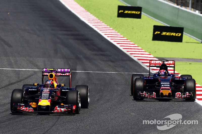 Daniil Kvyat, Red Bull Racing RB11 and Max Verstappen, Scuderia Toro Rosso STR10 battle for position