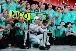 El ganador de la carrera Nico Rosberg, Mercedes AMG F1 festeja con el equipo