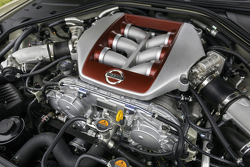 De 2016 Nissan GT-R 45e verjaardag gouden editie