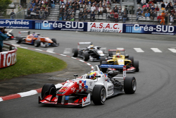 Jake Dennis, Prema Powerteam Dallara FMercedes-Benz, y Antonio Giovinazzi, Jagonya Ayam con Carlin D