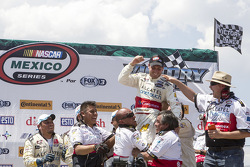 Ganador de la carrera: Rodrigo Peralta, Tame Racing celebra con su equipo