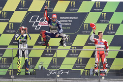 Pódio: segundo lugar Valentino Rossi, vencedor Jorge Lorenzo, Yamaha Factory Racing e terceiro lugar Andrea Dovizioso, Ducati Team