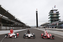 Séance photos de la première ligne : Simon Pagenaud, Team Penske Chevrolet, Will Power, Team Penske Chevrolet et le poleman Scott Dixon, Chip Ganassi Racing Chevrolet