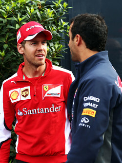 Sebastian Vettel, Ferrari avec Daniel Ricciardo, Red Bull Racing