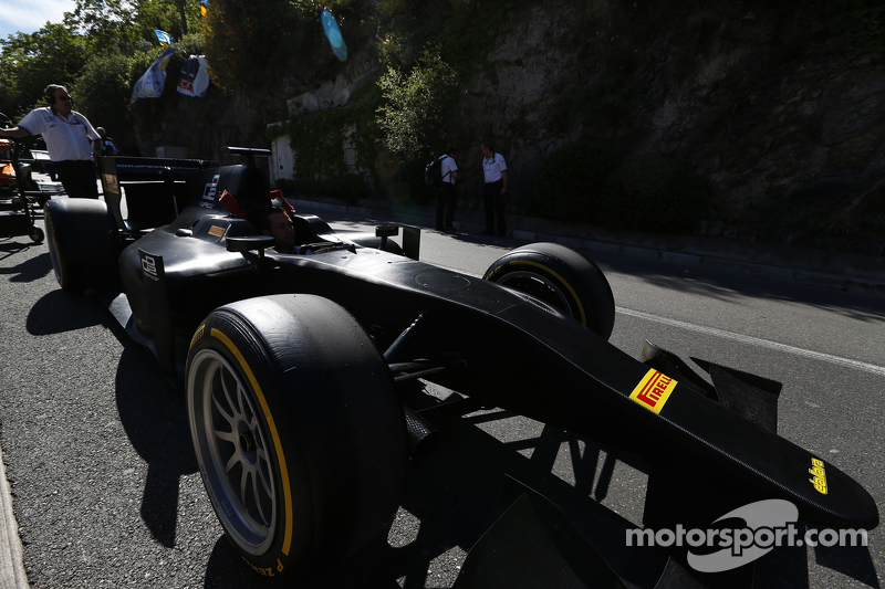 Mobil GP2 berpelek 18 inci