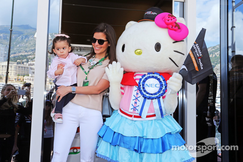 Hello Kitty, invitado de la F1 Team Sahara Force India, con Gabriela Tarkanyi, esposa de Pastor Maldonado, Lotus F1 Team, y su hija Victoria