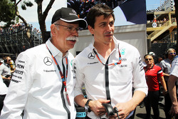 (Von links nach rechts): Dr. Dieter Zetsche, Geschäftsführer Daimler AG, mit Toto Wolff, Mercedes-Sportchef, in der Startaufstellung