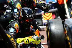 Sahara Force India F1 Team effectuent un arrêt aux stands