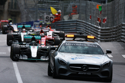 Нико Росберг, Mercedes AMG F1 W06едет первым за автомобилем безопасности