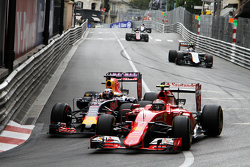 Kimi Raikkonen, Ferrari SF15-T et Daniel Ricciardo, Red Bull Racing RB11
