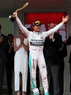 Переможець Ніко Росберг, Mercedes AMG F1 святкує на подіумі